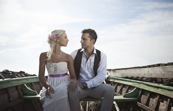 Huwelijk, gelukkig jonge man en vrouw vieren — Stockfoto