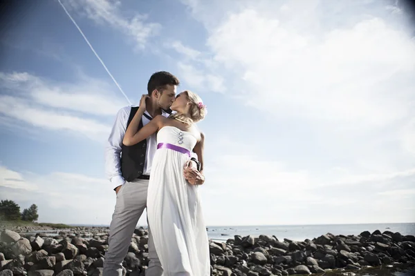 Casamento, jovem feliz e mulher comemorando — Fotografia de Stock