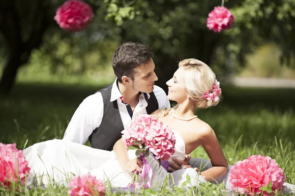 Casamento, jovem feliz e mulher comemorando — Fotografia de Stock