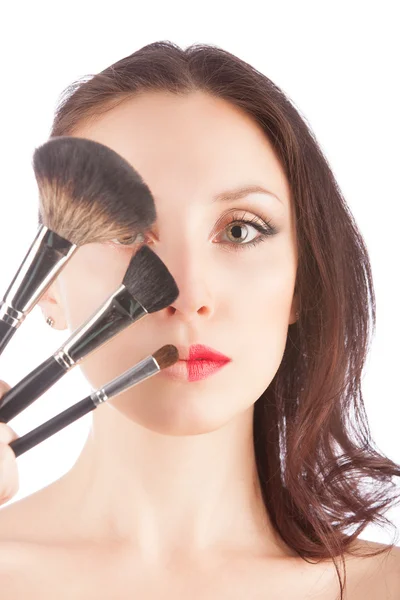 Hermosa mujer rubia antes y después del maquillaje con un cepillo de maquillaje sobre blanco — Foto de Stock