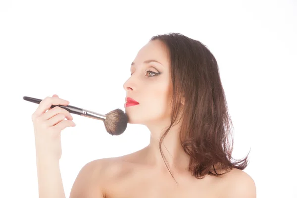 Hermosa mujer rubia antes y después del maquillaje con un cepillo de maquillaje sobre blanco — Foto de Stock