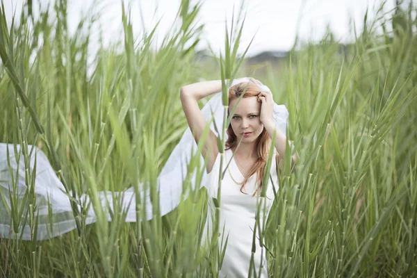 Bella sposa angelica all'aperto — Foto Stock