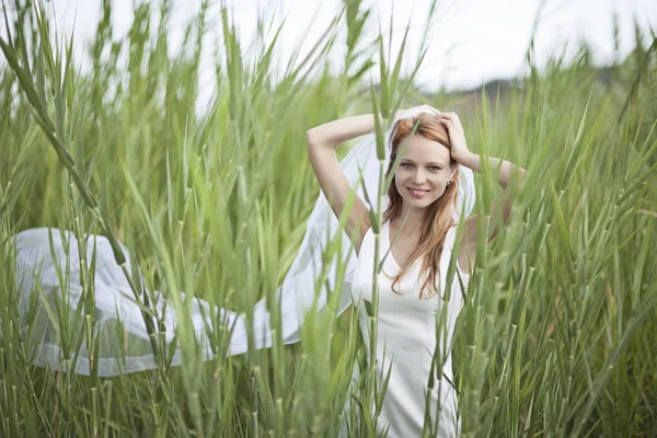 Belle mariée angélique en plein air — Photo