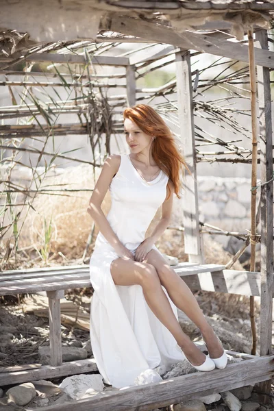 Bela casa romântica decorada com mulher em vestido de noiva branco — Fotografia de Stock