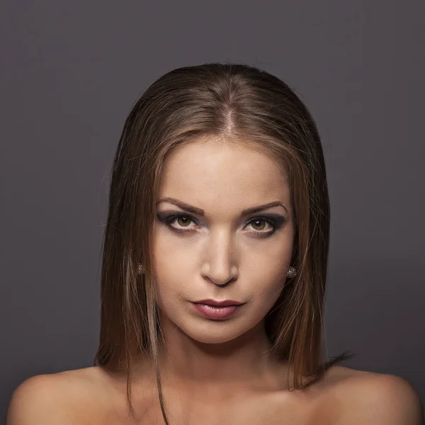 Nahaufnahme Porträt einer schönen jungen Frau auf dunkelblauem Hintergrund — Stockfoto