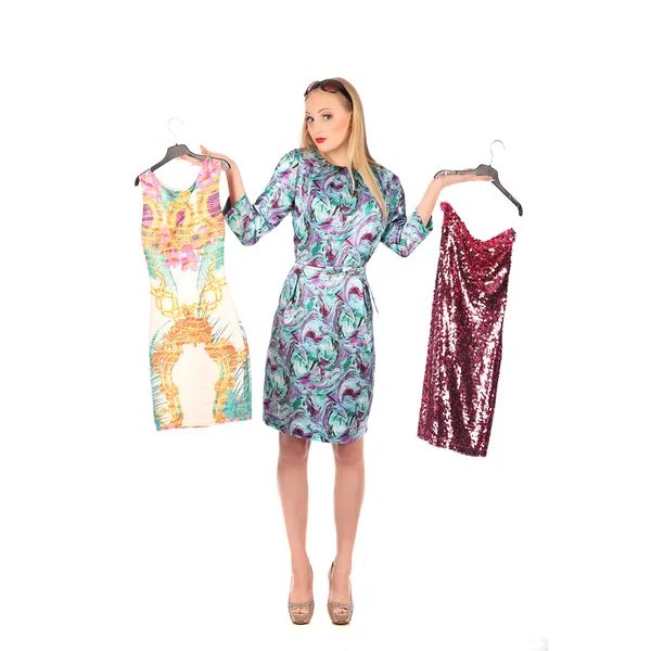 Quale vestito dovrei scegliere, giovane donna con indosso — Foto Stock