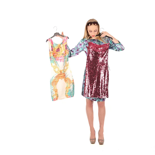 Welke jurk moeten mij puikje, jonge vrouw met slijtage — Stockfoto