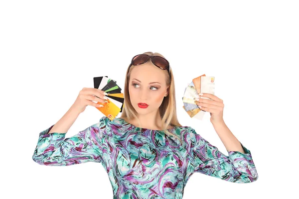 Jolie blonde avec carte de crédit à la main — Photo