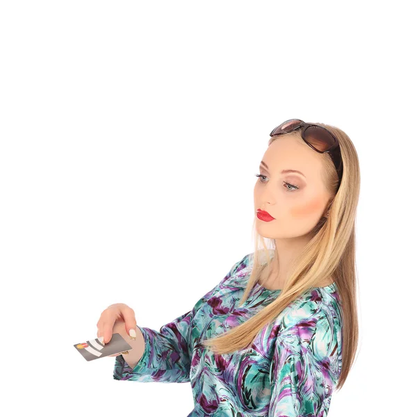 Привлекательная блондинка с кредиткой в руке — стоковое фото