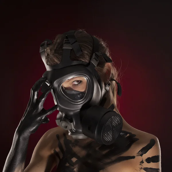 Sexig kvinna som bär en gasmask ammo — Stockfoto