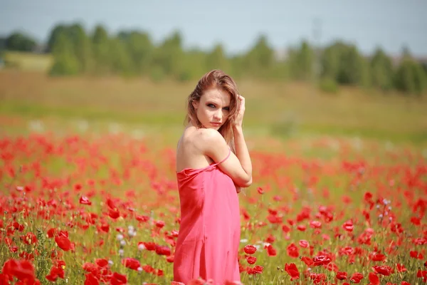 Bella ragazza nel campo di papavero, vestito rosso — Foto Stock