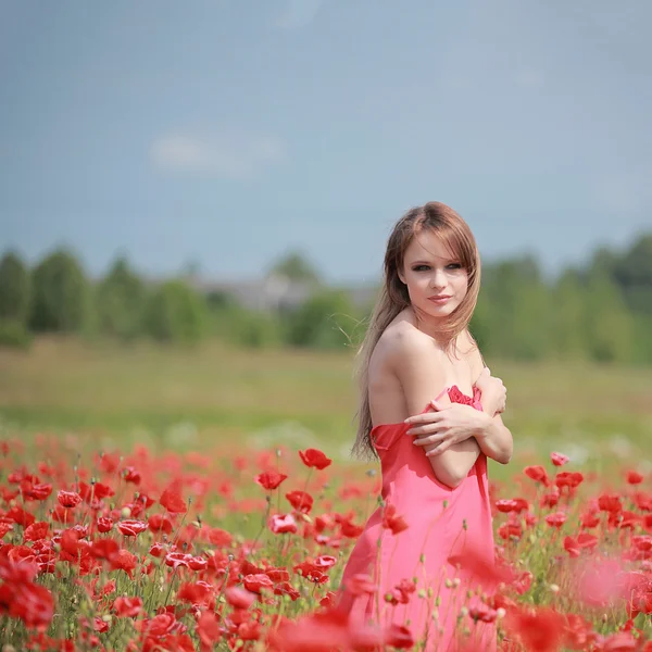 Hermosa chica en el campo de amapola, vestido rojo —  Fotos de Stock