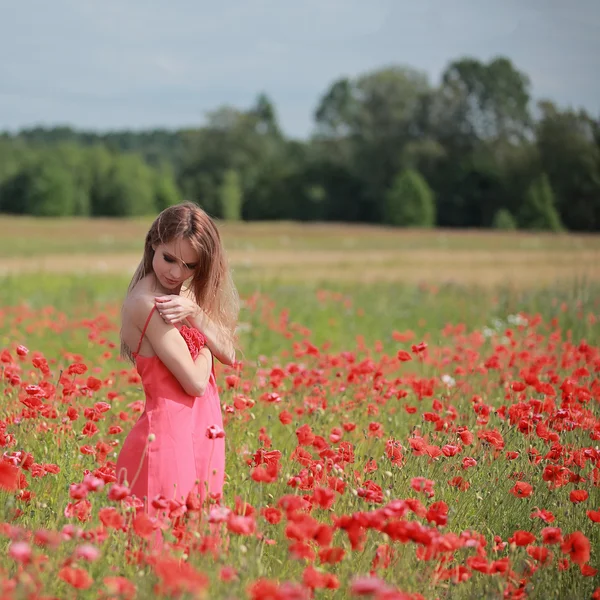Hermosa chica en el campo de amapola, vestido rojo —  Fotos de Stock