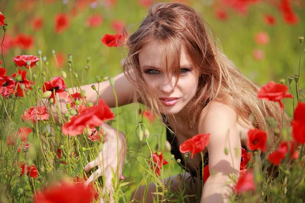 Bella ragazza nel campo di papavero, vestito nero — Foto Stock