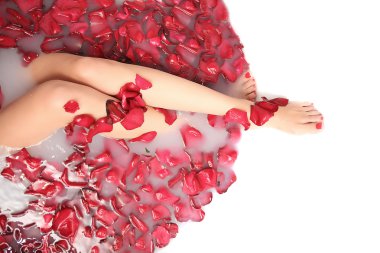 beautyfull pinup kız, Kızıl saçlı beyaz kopyalama alanı arka plan üzerinde çiçek yaprakları ile rahatlatıcı banyo sıcak portresi