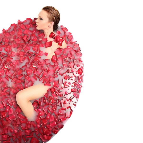 Πορτρέτο του όμορφη pinup καυτό κορίτσι, κόκκινα μαλλιά, λαμβάνοντας το χαλαρωτικό μπάνιο με πέταλα λουλουδιών σε λευκό αντίγραφο φόντο χώρο — Φωτογραφία Αρχείου