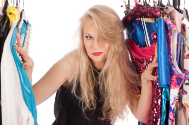 Hangi elbiseyi ben seçerim, aşınma tutan genç kadın