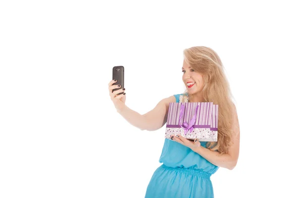 Hermosa chica sosteniendo bolsas de compras y tomando selfie con teléfono celular —  Fotos de Stock