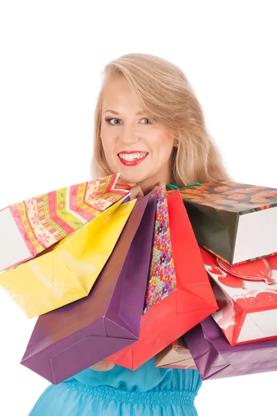 Renkli alışveriş torbaları ile duran genç güzel kadın — Stok fotoğraf