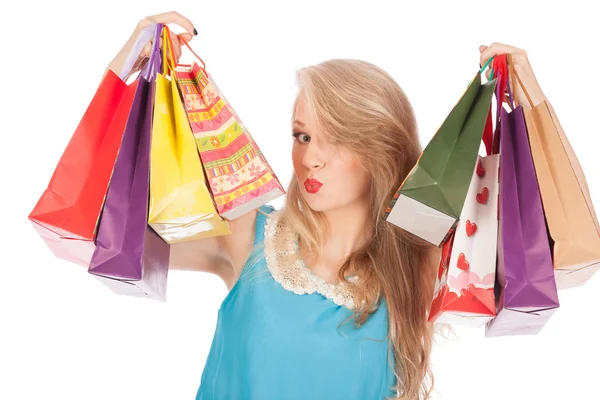 Jovem mulher bonita de pé com sacos de compras coloridos — Fotografia de Stock