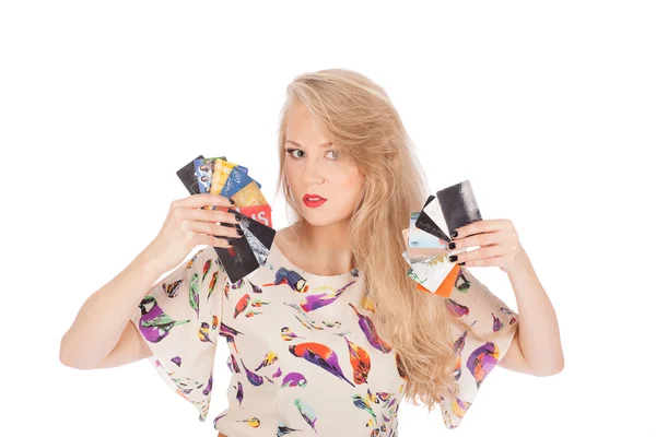 Привлекательная блондинка с кредиткой в руке — стоковое фото