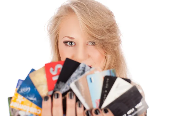 Atraktivní blondýnka s kreditní kartou v ruce — Stock fotografie