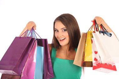 renkli alışveriş torbaları ile duran genç güzel kadın