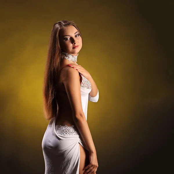 Hermosa bailarina profesional realiza danza latina. Pasión y expresión . — Foto de Stock