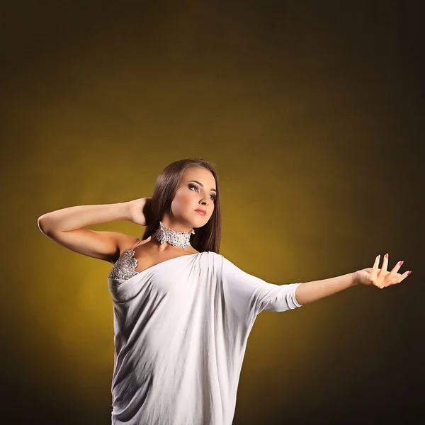 Schöne professionelle Tänzerin führt Latino-Tanz auf. Leidenschaft und Ausdruck. — Stockfoto