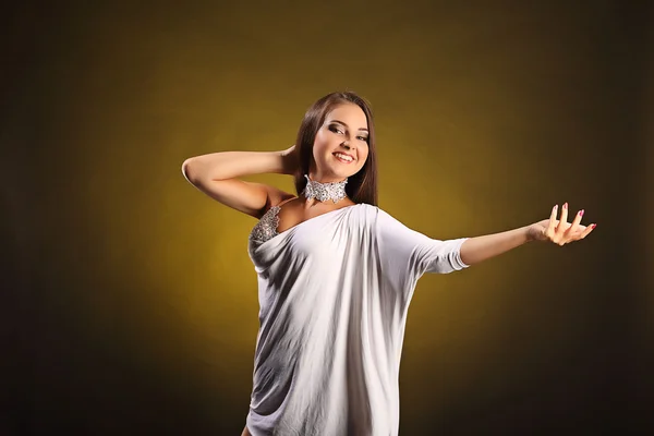Schöne professionelle Tänzerin führt Latino-Tanz auf. Leidenschaft und Ausdruck. — Stockfoto