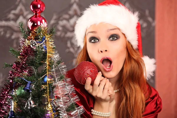Beautiful woman decorating the Christmas tree — Stock Photo, Image
