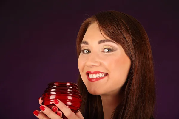 Retrato de hermosa chica sexy, sosteniendo vela, usando ropa de Santa Claus — Foto de Stock