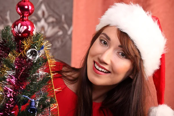 Hermosa mujer decorando el árbol de Navidad Imágenes De Stock Sin Royalties Gratis