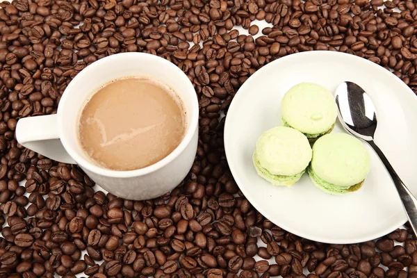 Coffee cup with macaroon and beans on a white background. — Stock Photo, Image