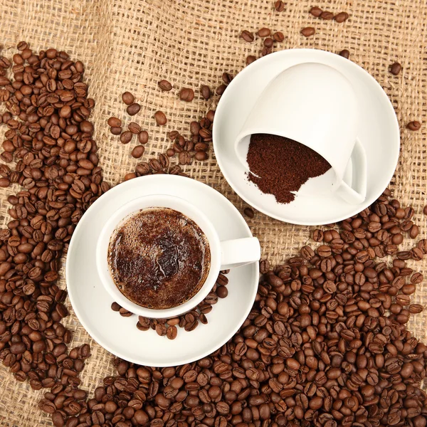 Taza de café y frijoles sobre un fondo blanco. — Foto de Stock