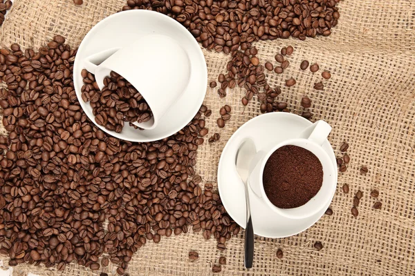 白色背景的咖啡杯和咖啡豆. — 图库照片