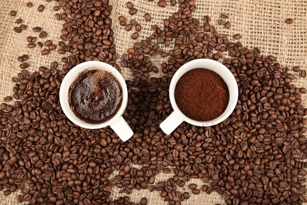 Чашка кави і квасоля на білому фоні . — стокове фото
