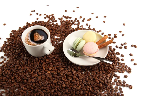 Xícara de café com macaroon e feijão em um fundo branco . — Fotografia de Stock