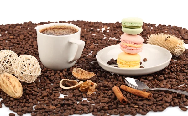 Coffee cup with macaroon and beans on a white background. — Stock Photo, Image