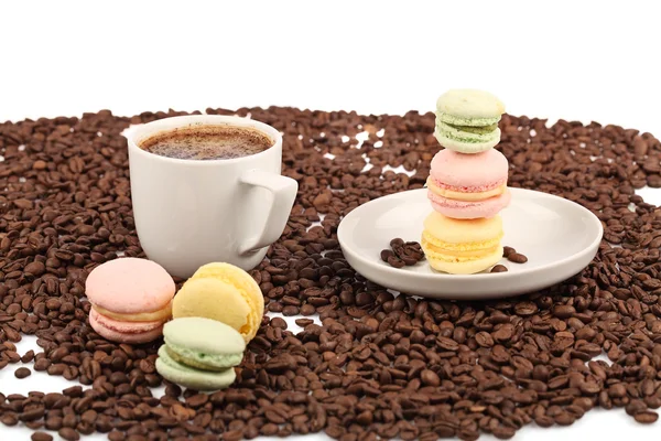 Tasse à café avec macaron et haricots sur fond blanc . — Photo