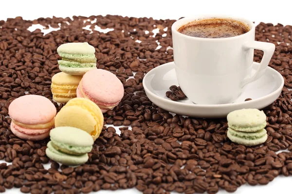 Coffee cup with macaroon and beans on a white background. — Stock Photo, Image