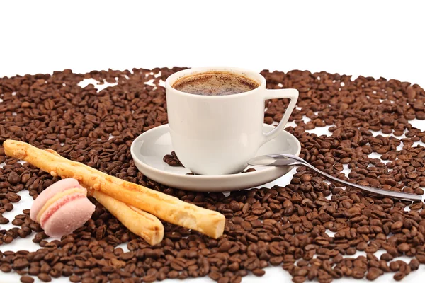 Coffee cup with macaroon and beans on a white background. — Stock Photo, Image