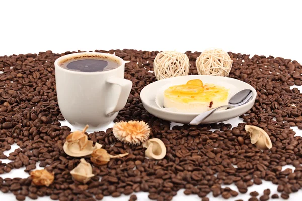 Xícara de café com pão e feijão em um fundo branco . — Fotografia de Stock