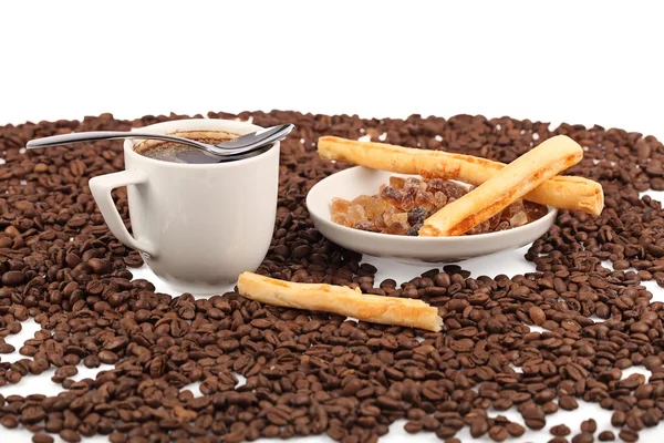 Šálek kávy s chlebem a fazole na bílém pozadí. — Stock fotografie
