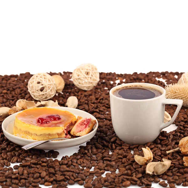 Filiżanka kawy z chleba i fasoli na białym tle. — Zdjęcie stockowe
