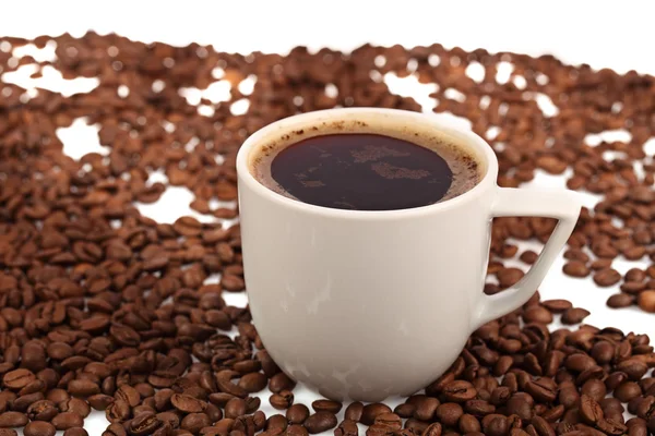 Taza de café con pan y frijoles sobre fondo blanco . — Foto de Stock