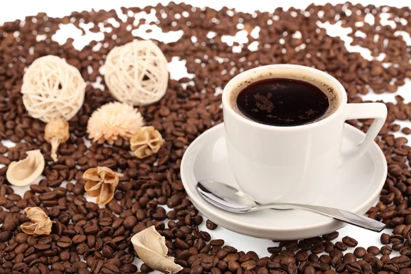 Xícara de café com pão e feijão em um fundo branco . — Fotografia de Stock