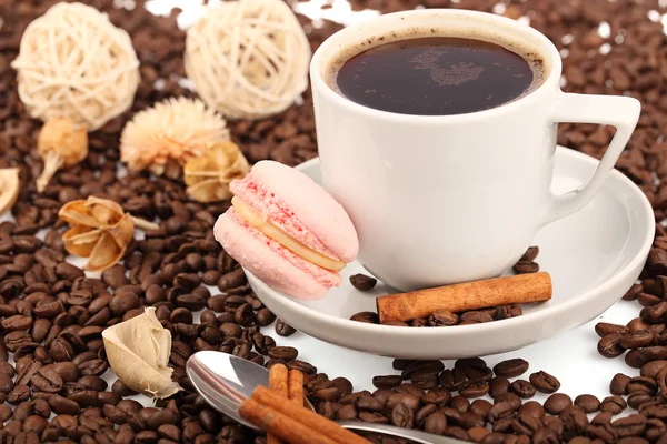 Taza de café con pan y frijoles sobre fondo blanco . —  Fotos de Stock