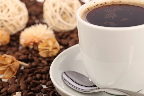 Taza de café con pan y frijoles sobre fondo blanco . —  Fotos de Stock