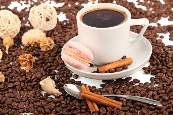 Kaffeetasse mit Brot und Bohnen auf weißem Hintergrund. — Stockfoto